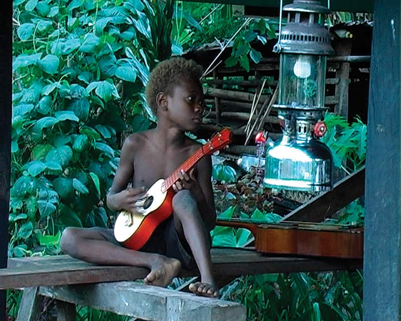 boy-playing-uke300dpi-pichi
