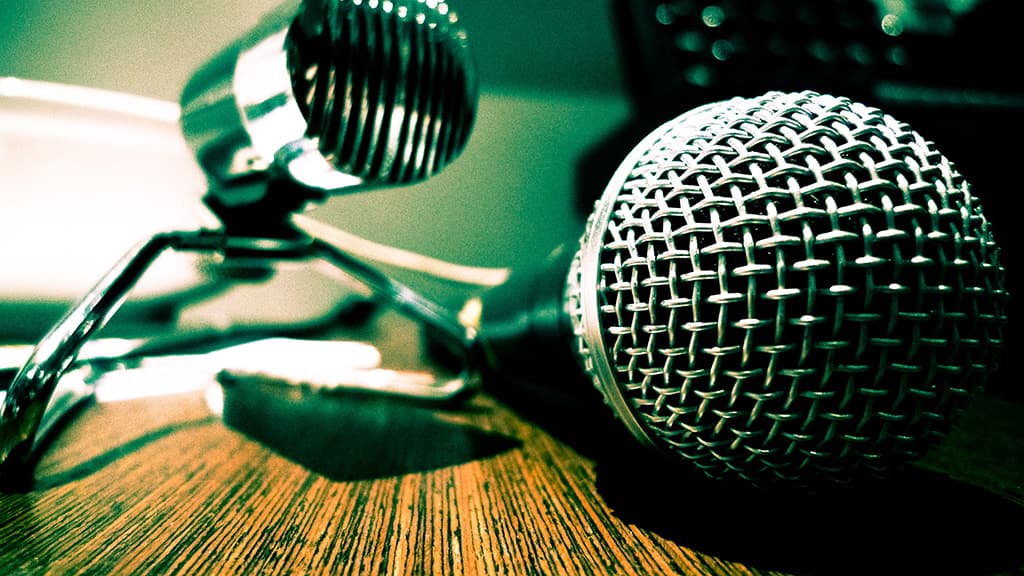 Cheap-mics---SM58-and-free-1960s-Dictaphone-mic-pichi