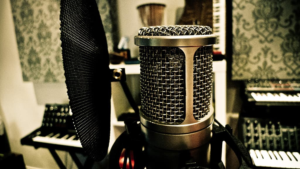 recording-vocals-in-the-middle-of-the-room-to-stay-away-from-the-walls-pichi